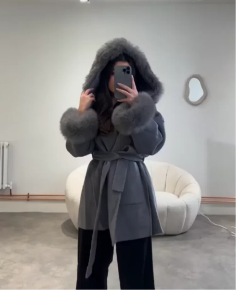 Manteau Femme Patchwork à Capuche avec Lacets – Laine Épaisse, Col Revers, Poches et Manches Longues, Style Street Chic, Automne/Hiver 2025