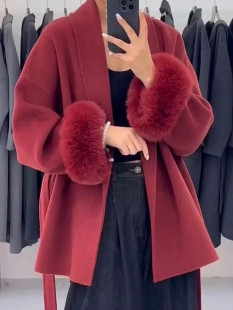 Veste courte élégante à lacets – Laine mélangée unie, col à revers, ceinture fourrure, manches longues – Femme automne/hiver 2025, cardigan chic