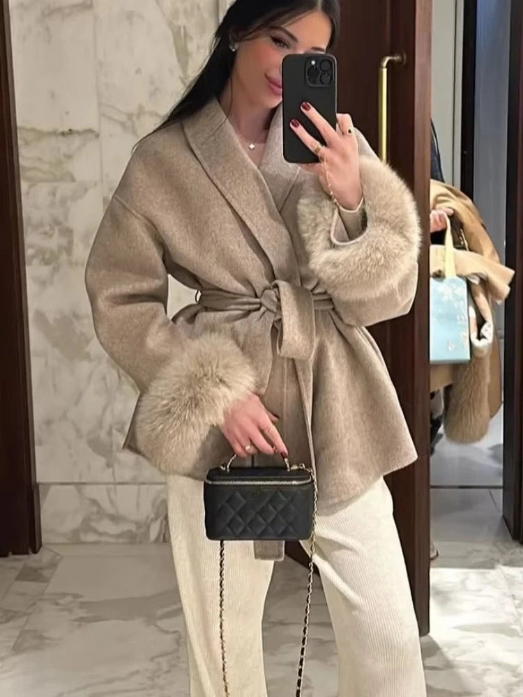 Veste courte élégante à lacets – Laine mélangée unie, col à revers, ceinture fourrure, manches longues – Femme automne/hiver 2025, cardigan chic