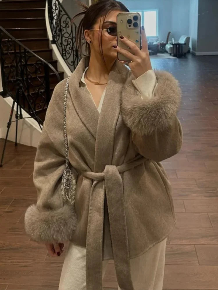 Veste courte élégante à lacets – Laine mélangée unie, col à revers, ceinture fourrure, manches longues – Femme automne/hiver 2025, cardigan chic