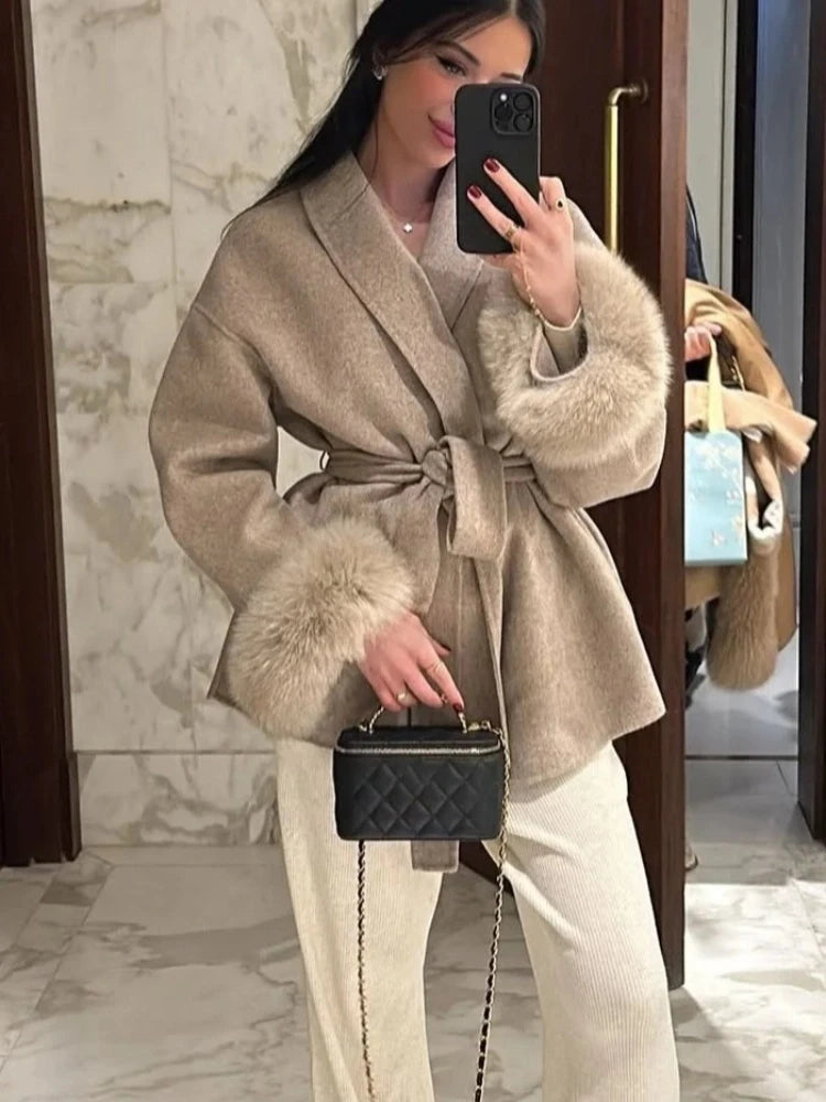 Veste courte élégante à lacets – Laine mélangée unie, col à revers, ceinture fourrure, manches longues – Femme automne/hiver 2025, cardigan chic
