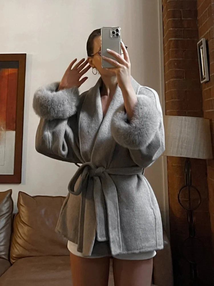 Veste courte élégante à lacets – Laine mélangée unie, col à revers, ceinture fourrure, manches longues – Femme automne/hiver 2025, cardigan chic